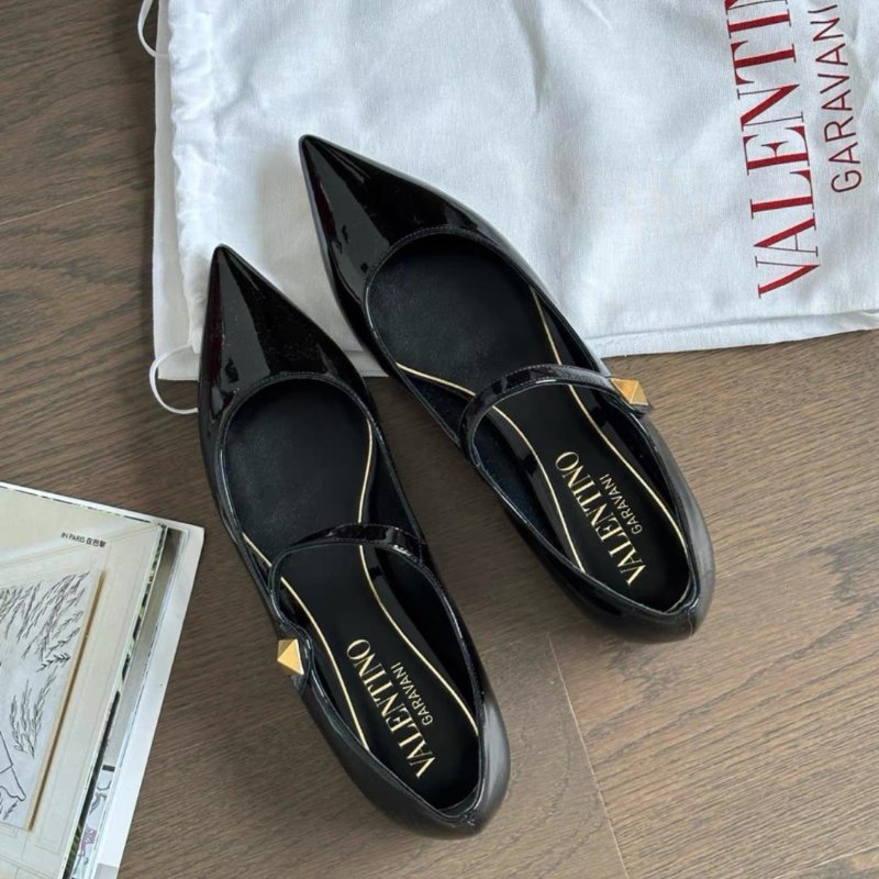 valentino tiptoe黑色漆皮尖頭卯釘平底鞋 38號 全新配件塵袋-6