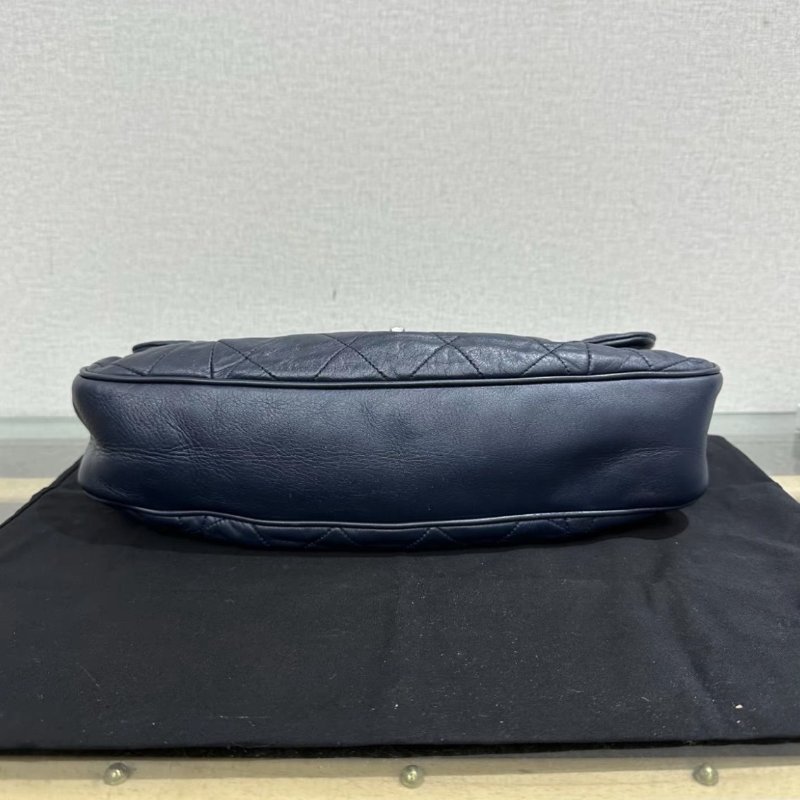 CHANEL 藍色銀扣菱格紋肩背斜背機場包 34.5*24*7 98新配件塵袋-2