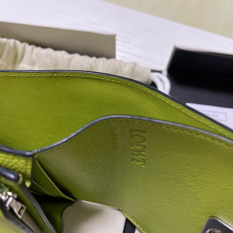 LOEWE 荔枝牛皮短夾(可放六卡)-14