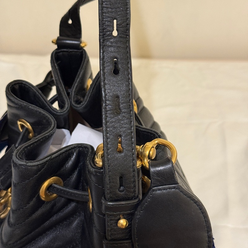 gucci marmont 古馳馬夢/馬蒙 水桶包/手提包/肩背包/側背包/斜背包 黑金抽繩/束口-35