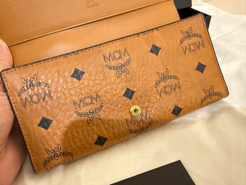 MCM原色水鑽卯丁長夾/全新/牛皮色/咖啡色/三折長夾/暗扣長夾-6