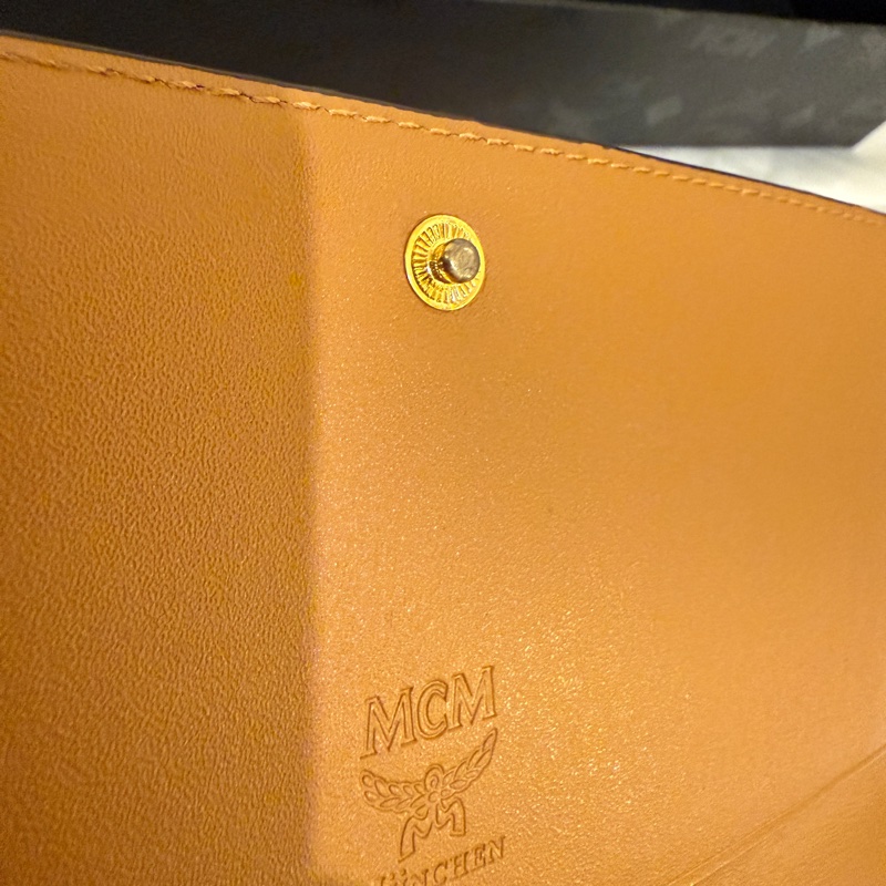 MCM原色水鑽卯丁長夾/全新/牛皮色/咖啡色/三折長夾/暗扣長夾-10