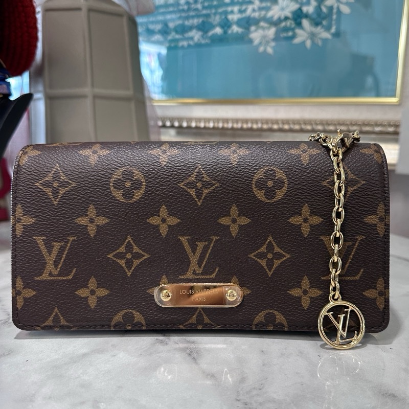 LV原花金釦下蓋Lily woc側背包M82509-0