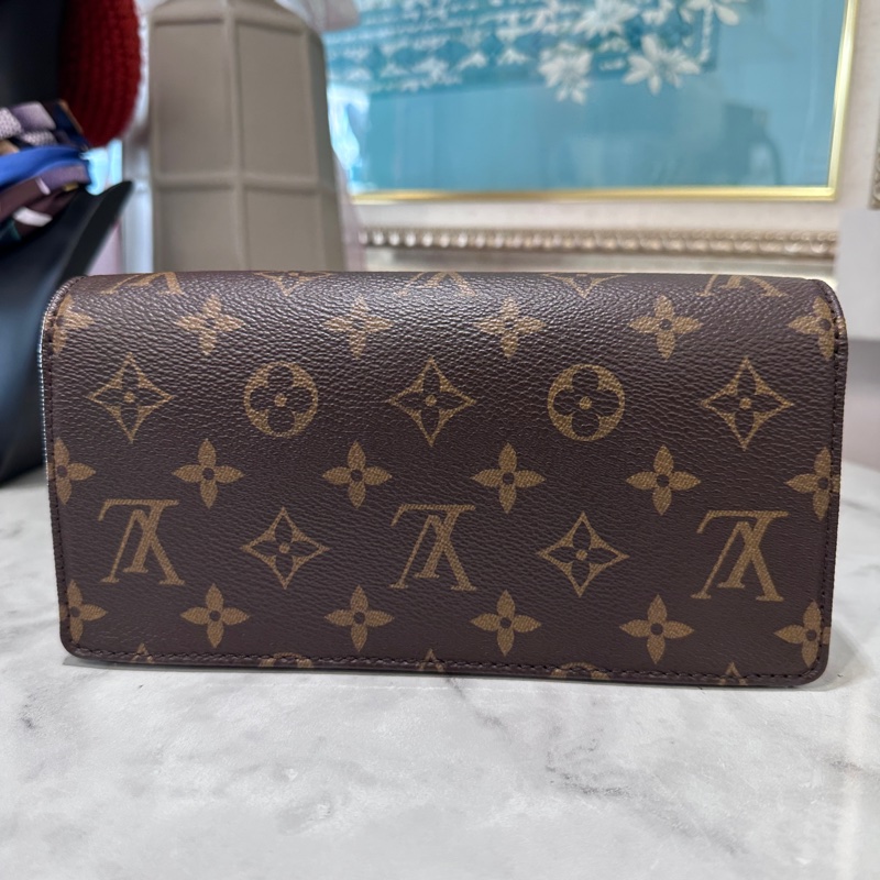 LV原花金釦下蓋Lily woc側背包M82509-2