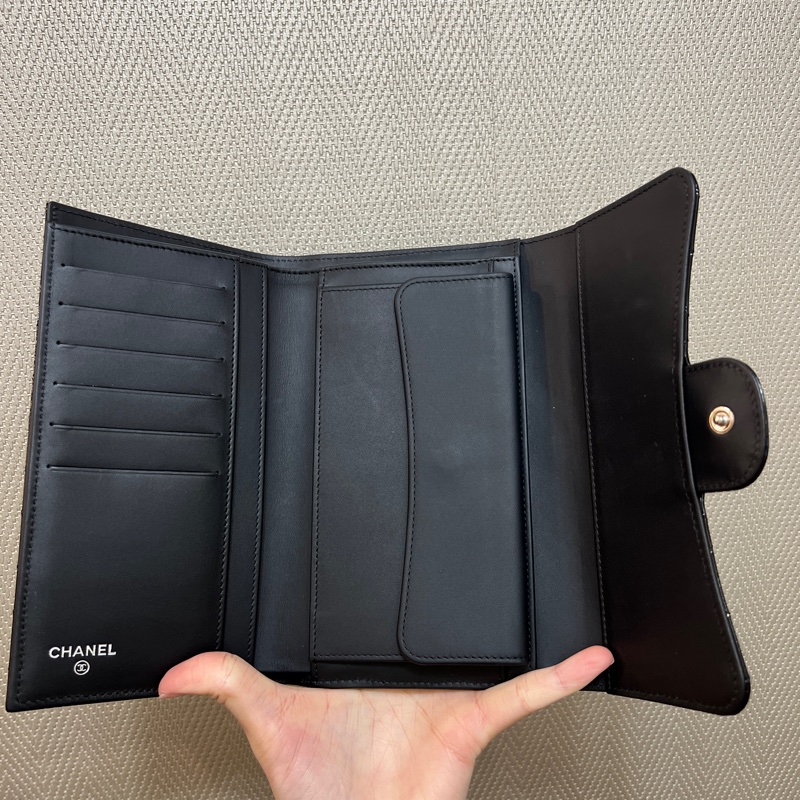 Chanel 黑漆皮銀釦三折長夾A31506-11