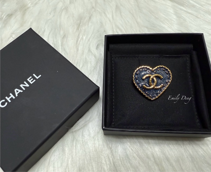 Chanel 愛心牛仔胸針-1