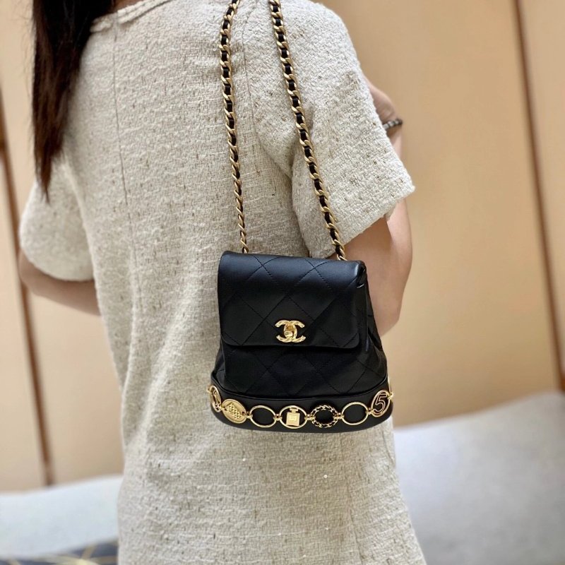 CHANEL 黑金限定金屬徽章後背包 18*17*9 全新閒置配件塵袋盒子-1