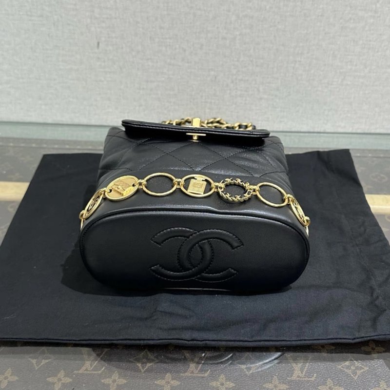 CHANEL 黑金限定金屬徽章後背包 18*17*9 全新閒置配件塵袋盒子-5