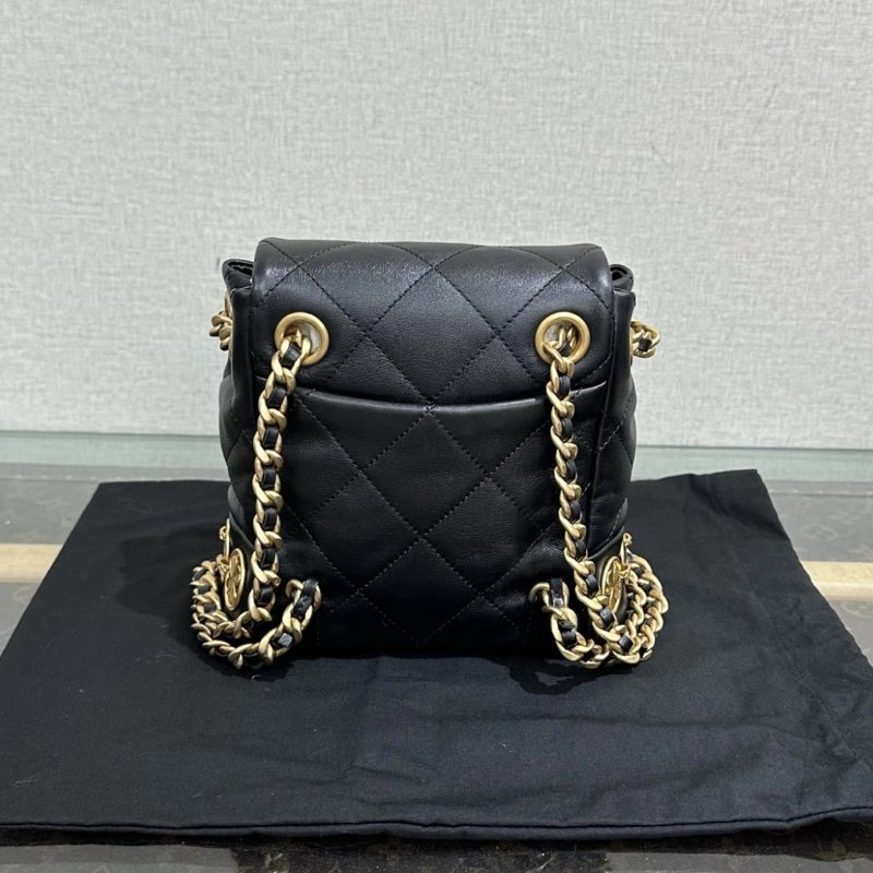 CHANEL 黑金限定金屬徽章後背包 18*17*9 全新閒置配件塵袋盒子-7