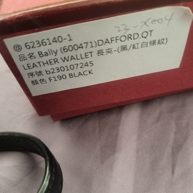 全新 BALLY Dafford 金屬LOGO紅白紅條紋設計搭菱格紋小羊皮釦式肩背斜背長夾(黑)-26