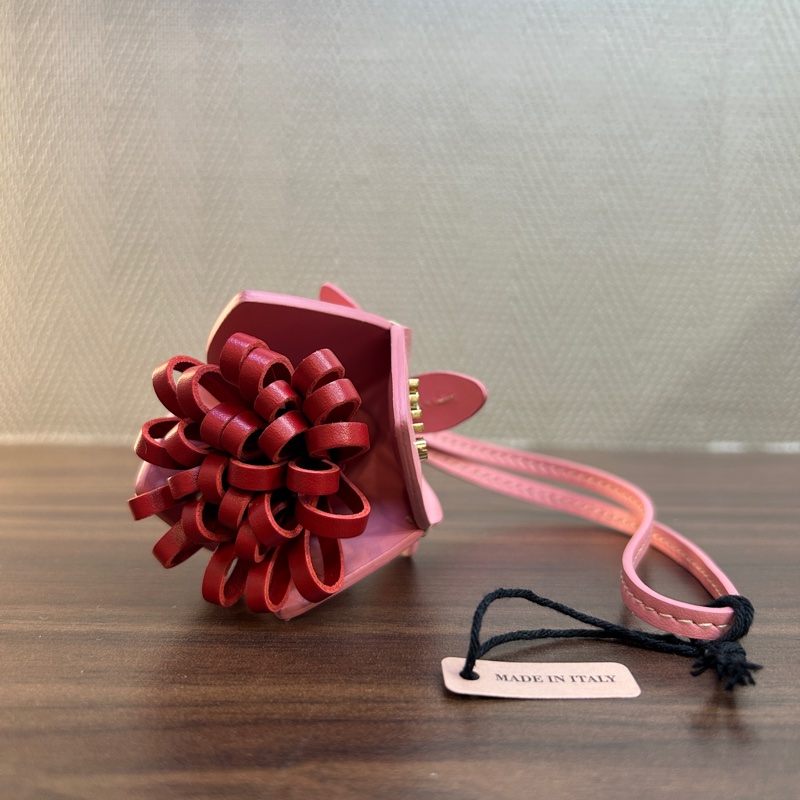 miu miu 玫粉小牛皮玫瑰皮革吊飾-1