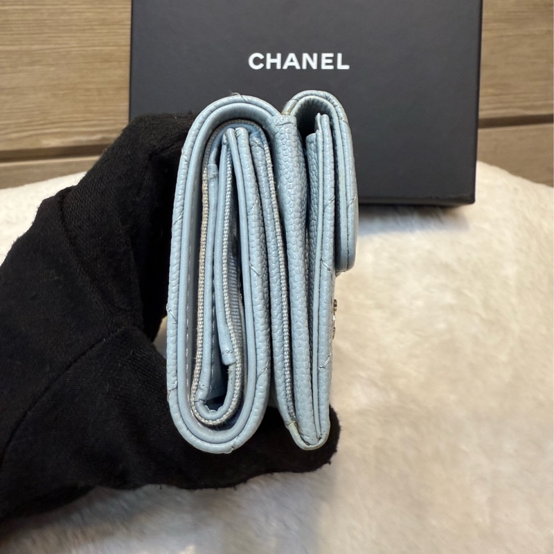 銀釦Logo 菱格紋荔枝牛皮雙釦三折短夾(寶寶藍)-1