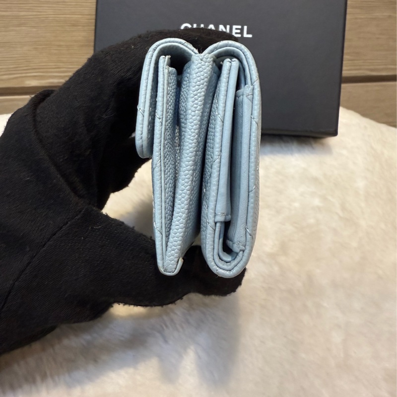 銀釦Logo 菱格紋荔枝牛皮雙釦三折短夾(寶寶藍)-3