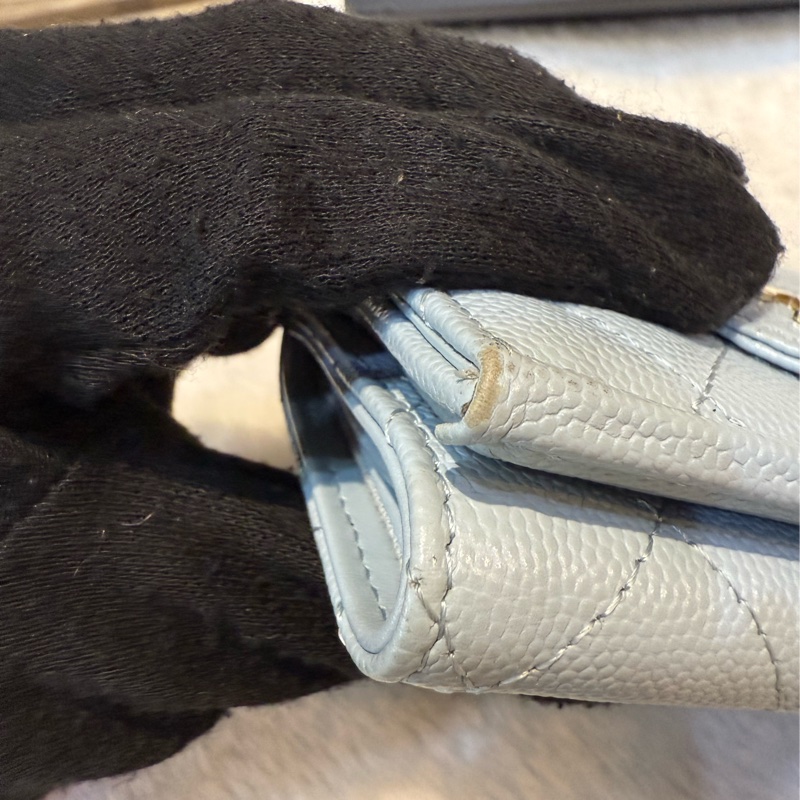 銀釦Logo 菱格紋荔枝牛皮雙釦三折短夾(寶寶藍)-5