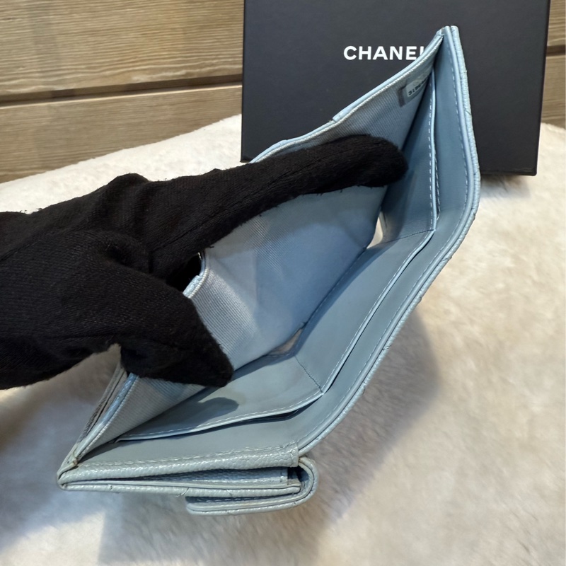 銀釦Logo 菱格紋荔枝牛皮雙釦三折短夾(寶寶藍)-9