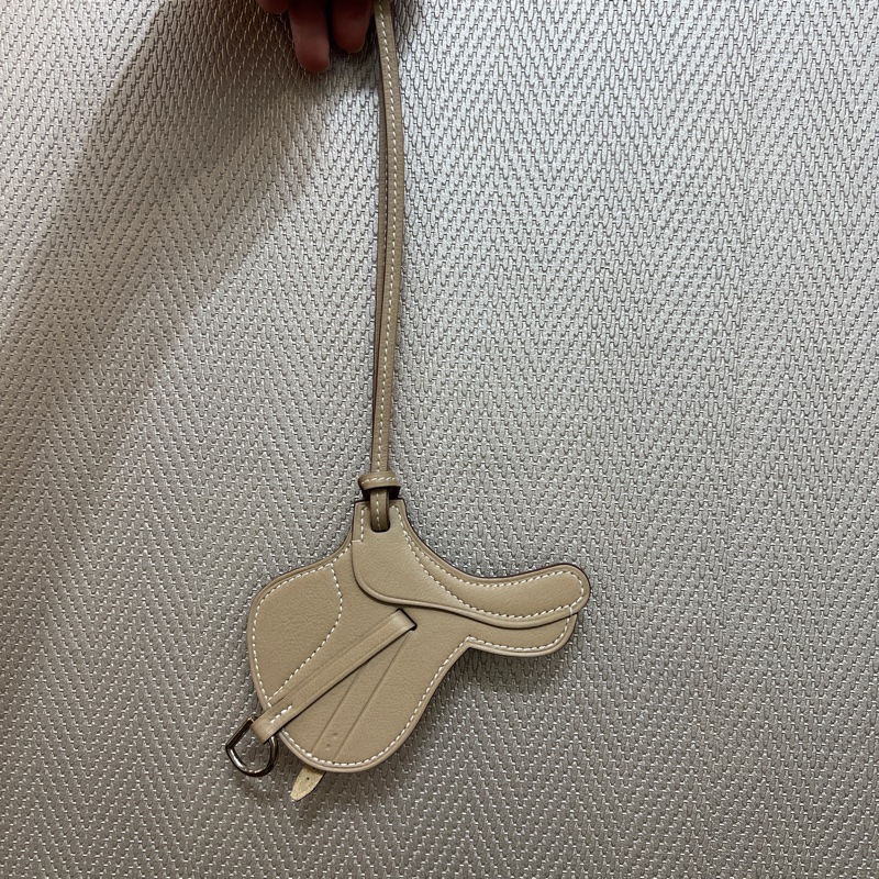 Hermes 米色Swift皮銀釦馬鞍造型吊飾H075351CA14-0