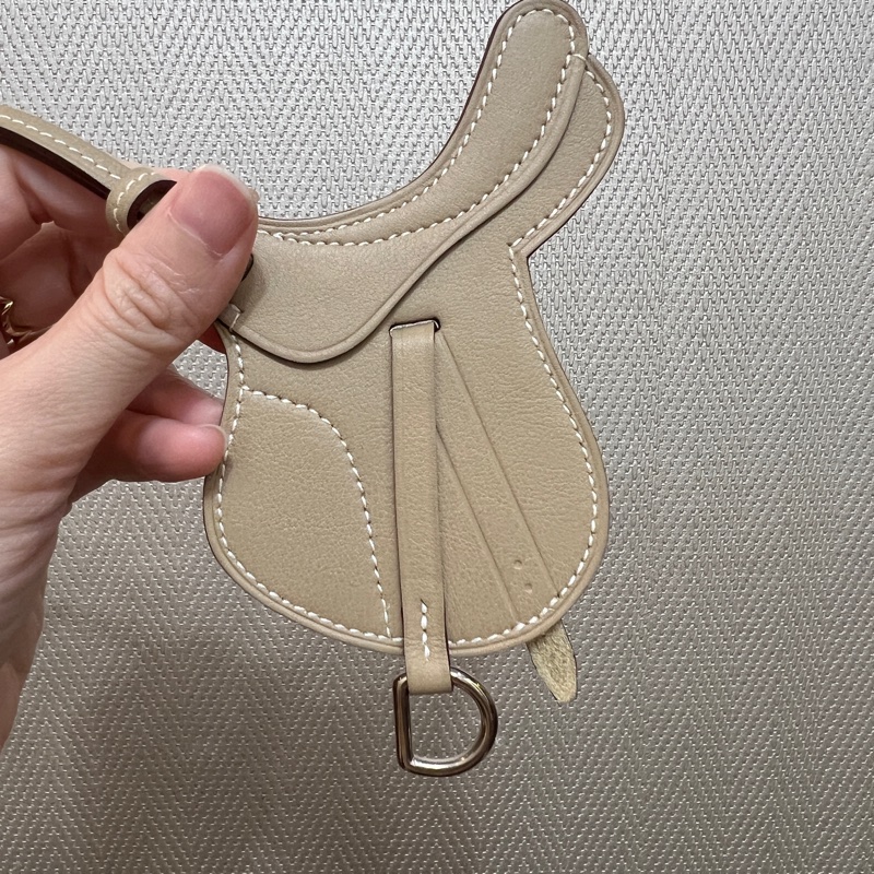 Hermes 米色Swift皮銀釦馬鞍造型吊飾H075351CA14-1