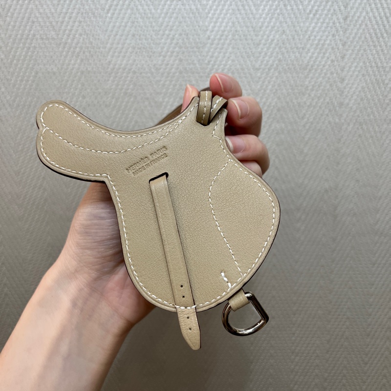 Hermes 米色Swift皮銀釦馬鞍造型吊飾H075351CA14-2