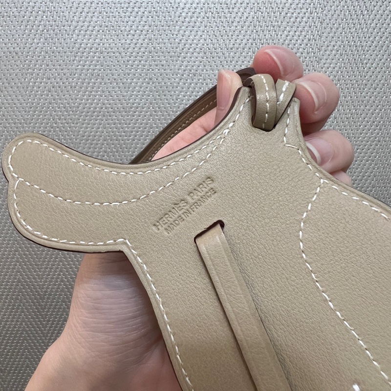 Hermes 米色Swift皮銀釦馬鞍造型吊飾H075351CA14-3