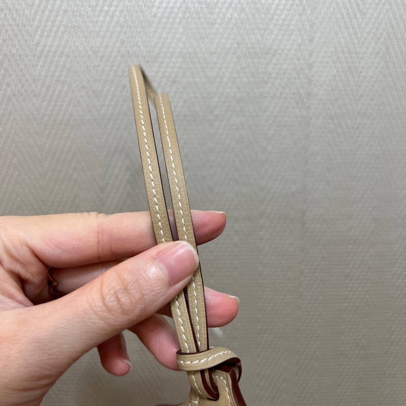 Hermes 米色Swift皮銀釦馬鞍造型吊飾H075351CA14-4