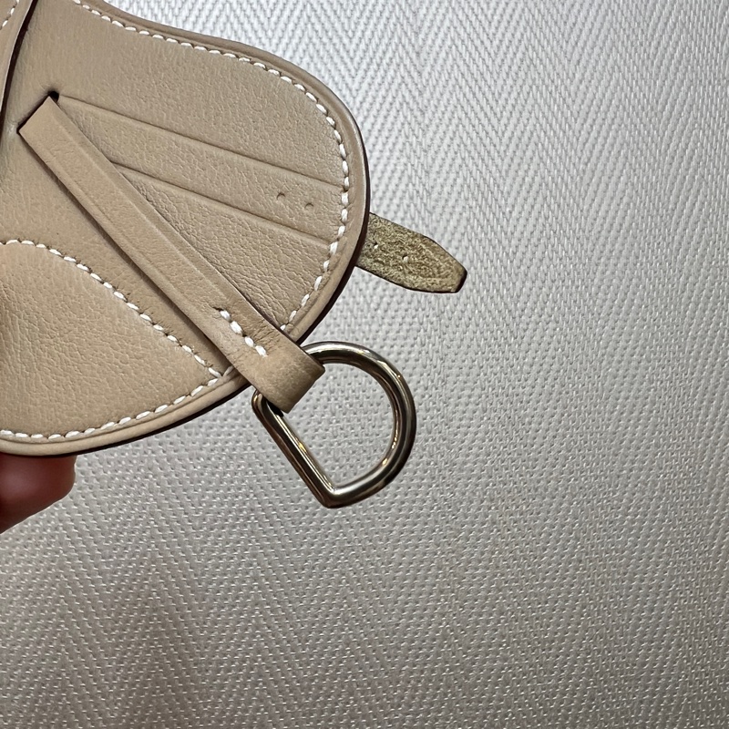 Hermes 米色Swift皮銀釦馬鞍造型吊飾H075351CA14-6