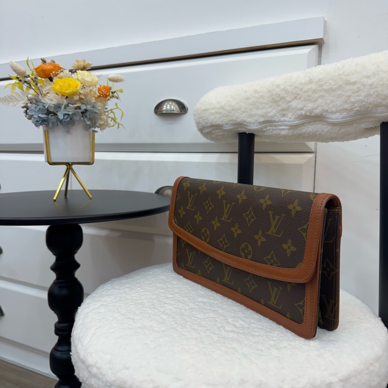 Louis Vuitton 老花紅皮手拿包-1