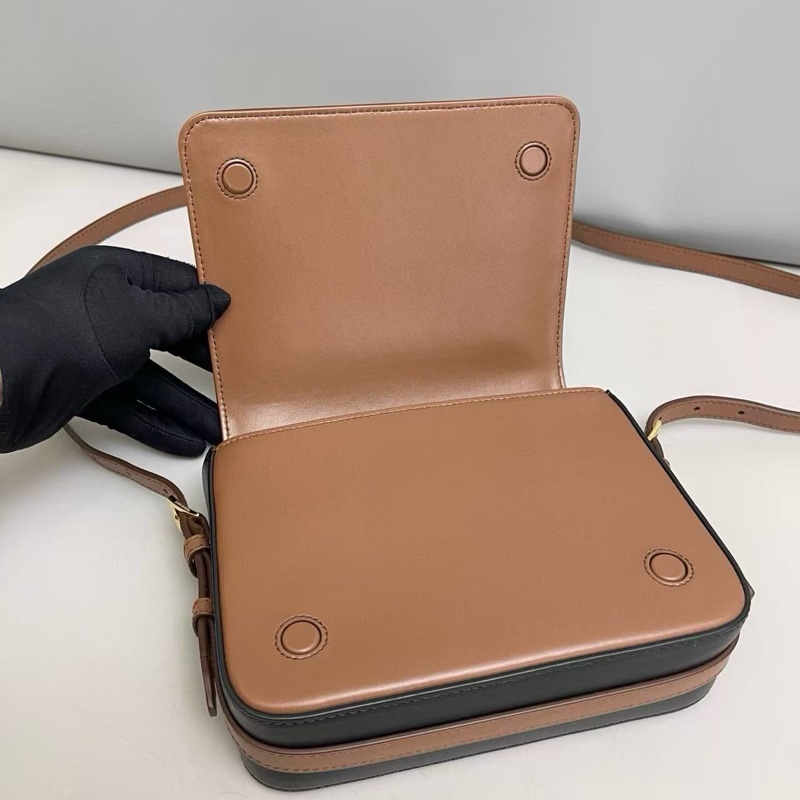 Burberry巴寶莉 Grace焦糖色全皮豆腐包 郵差包 斜背包-7