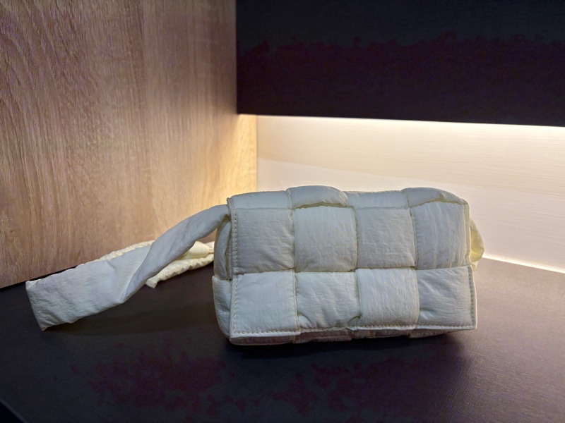 全新！BOTTEGA VENETA cassette 8格 奶白色 手機放得下喔-2