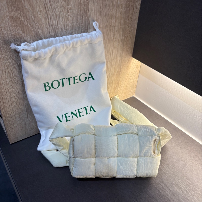 全新！BOTTEGA VENETA cassette 8格 奶白色 手機放得下喔-3