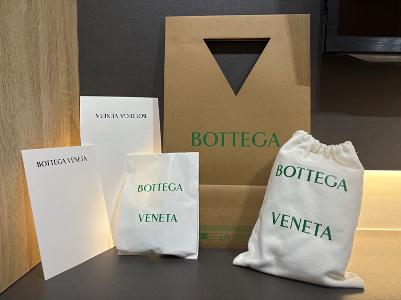 全新！BOTTEGA VENETA cassette 8格 奶白色 手機放得下喔-4