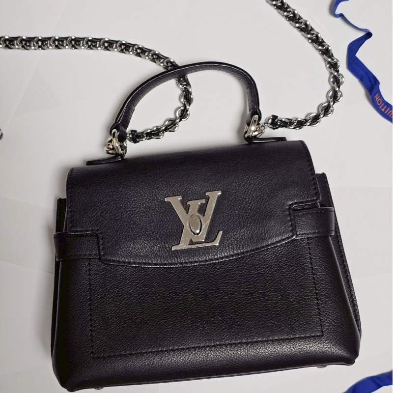 LV 經典LockMe Ever Mini系列經典銀扣粒面小牛皮手提/斜背包(黑)-6