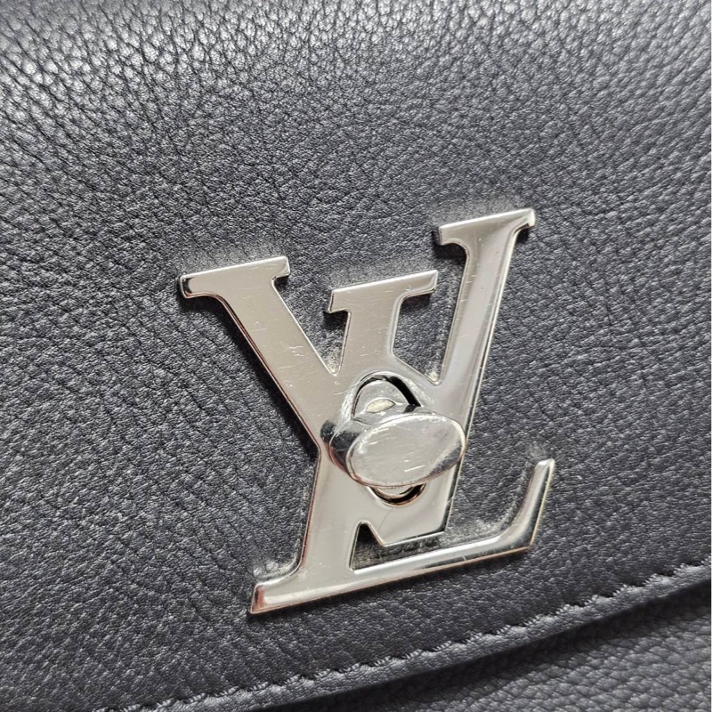 LV 經典LockMe Ever Mini系列經典銀扣粒面小牛皮手提/斜背包(黑)-36