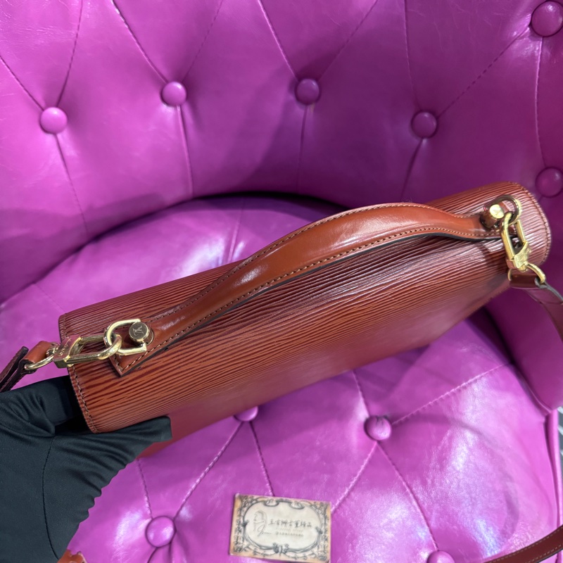 LV EPI 咖色信封包郵差包/王吉娜古董精品-3