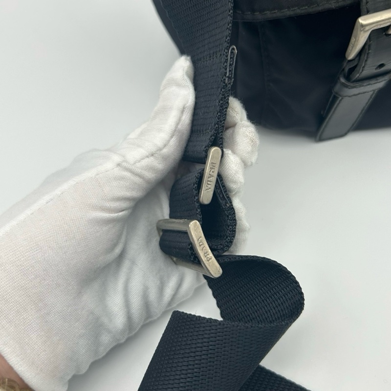 「JL精品代購」9新 Prada黑銀降落傘帆布斜背劍橋郵差包-12