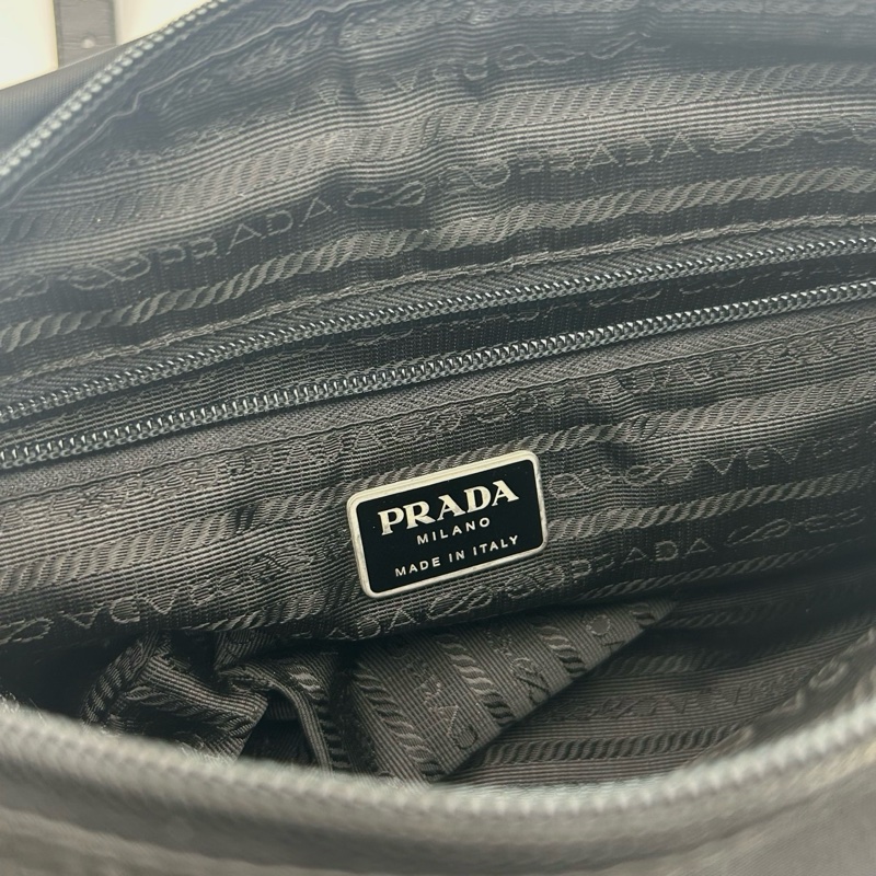 「JL精品代購」9新 Prada黑銀降落傘帆布斜背劍橋郵差包-13