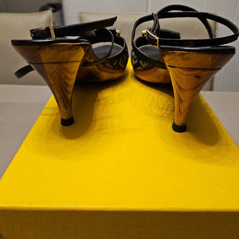 Fendi木紋跟交叉綁帶涼鞋-1