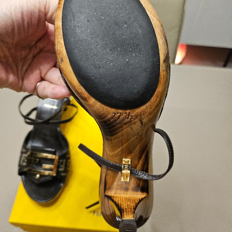 Fendi木紋跟交叉綁帶涼鞋-2