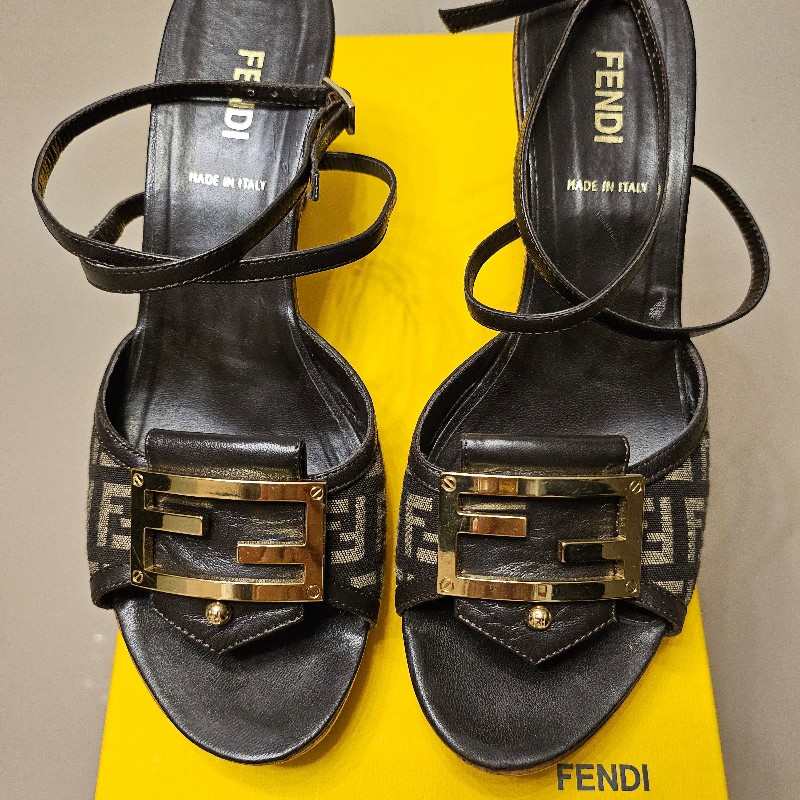 Fendi木紋跟交叉綁帶涼鞋-6