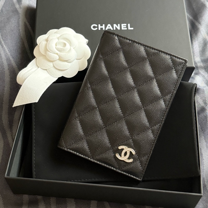 Chanel 新款黑色荔枝牛皮 水鑽CC LOGO護照夾 passport holder-0