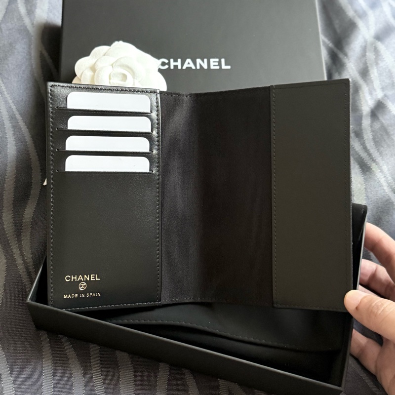 Chanel 新款黑色荔枝牛皮 水鑽CC LOGO護照夾 passport holder-3
