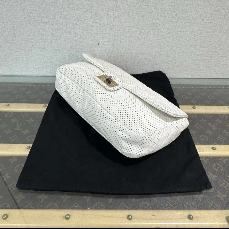 CHANEL 2.55白色鏤空法棍肩背鏈條包 29*13*13 99新配件塵袋卡册保卡-2