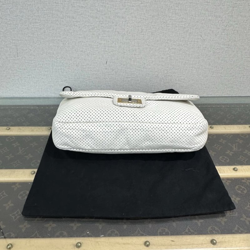 CHANEL 2.55白色鏤空法棍肩背鏈條包 29*13*13 99新配件塵袋卡册保卡-3