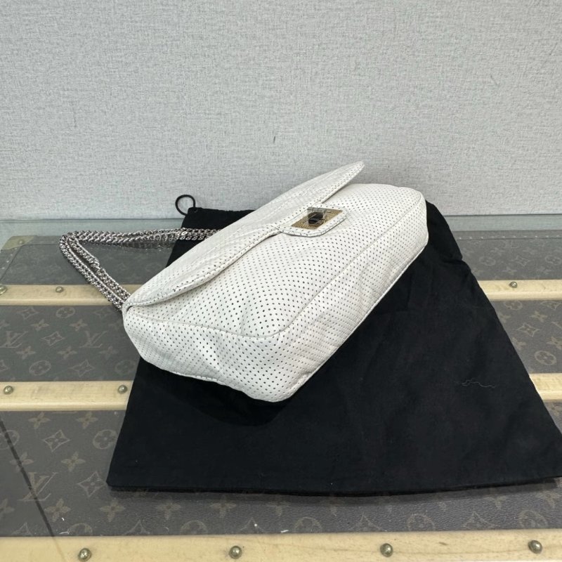 CHANEL 2.55白色鏤空法棍肩背鏈條包 29*13*13 99新配件塵袋卡册保卡-4