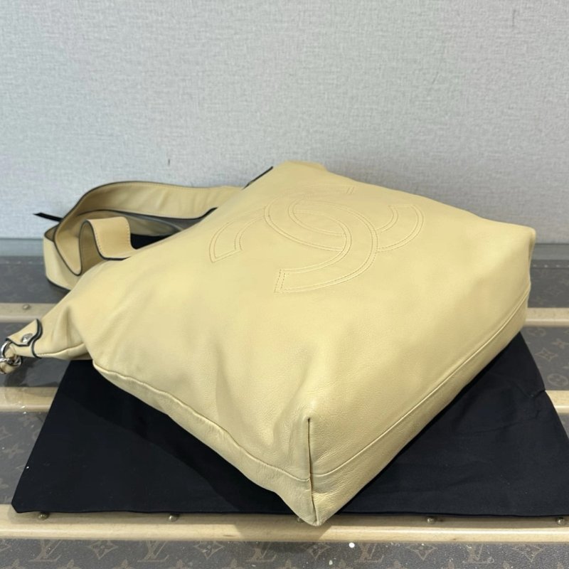 CHANEL beige米色銀扣大 logo腋下tote包 31*37*10 98新配件塵袋-4