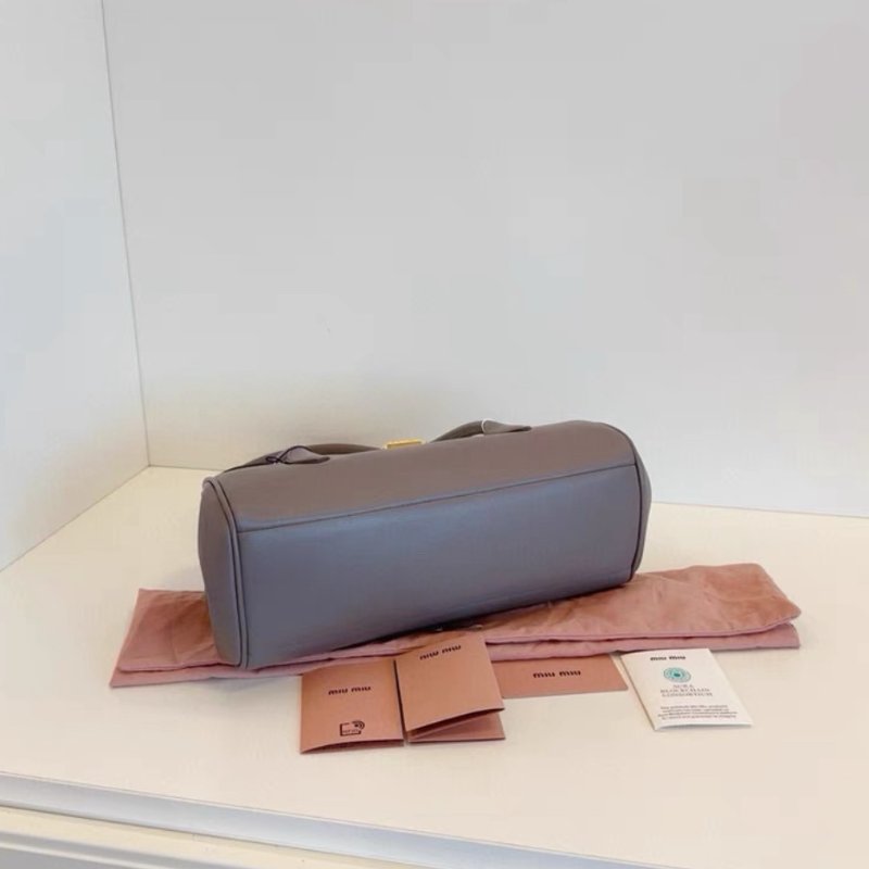 MiuMiu 大象灰金扣法棍Hobo腋下包 28*16*13全新配件保卡塵袋-3