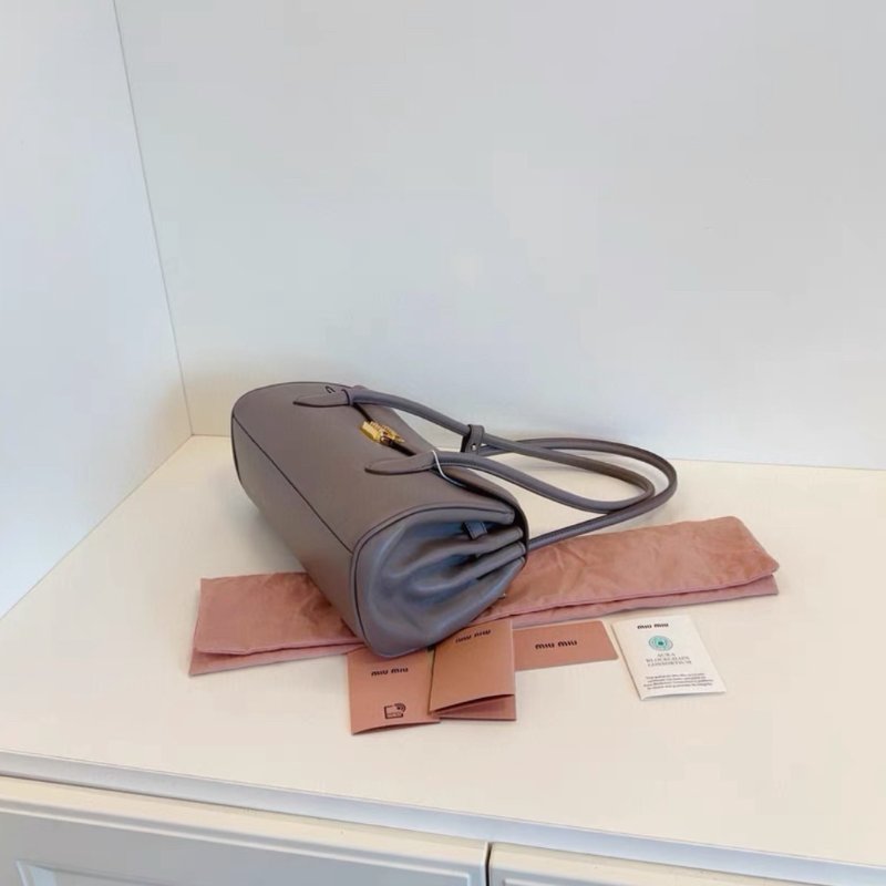 MiuMiu 大象灰金扣法棍Hobo腋下包 28*16*13全新配件保卡塵袋-4
