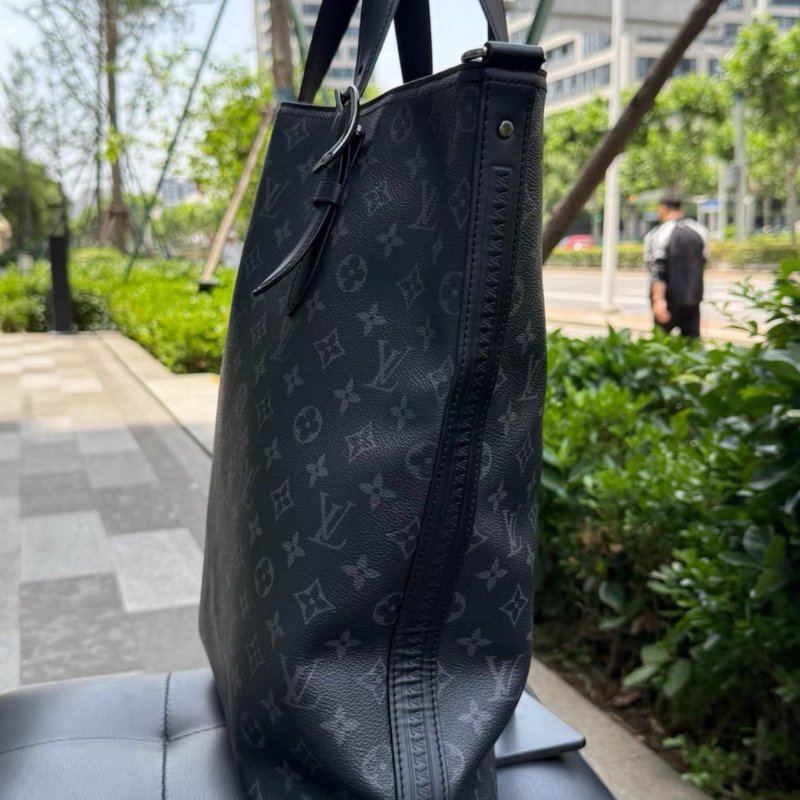 LV tote explorer 男款公事包手提包 肩背包黑武士35*10*41 99新配件塵袋-3