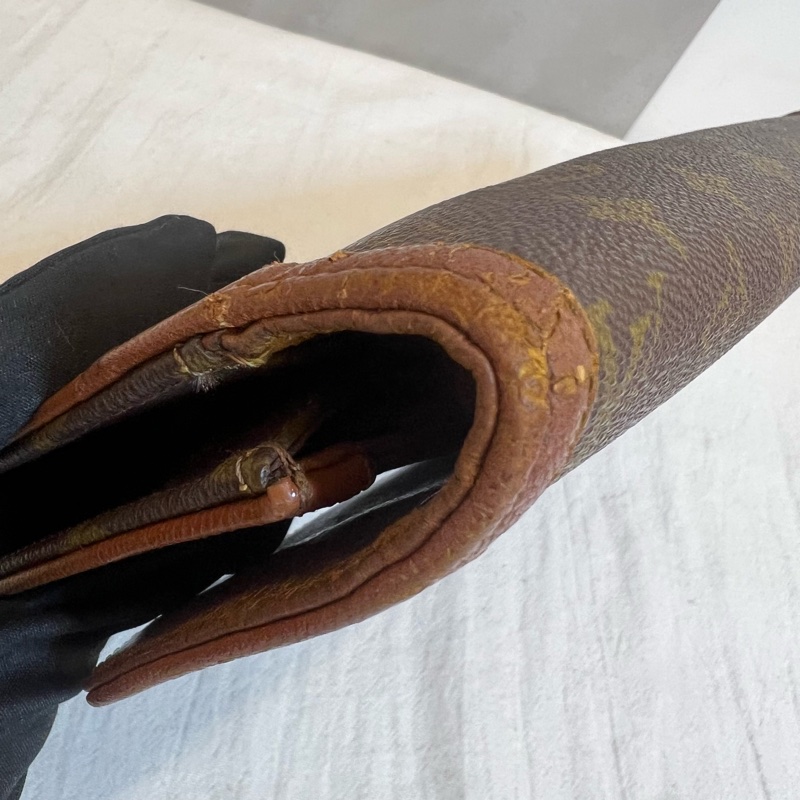 Lv 紅皮信封手拿包-11