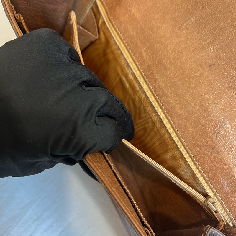 Lv 紅皮信封手拿包-15