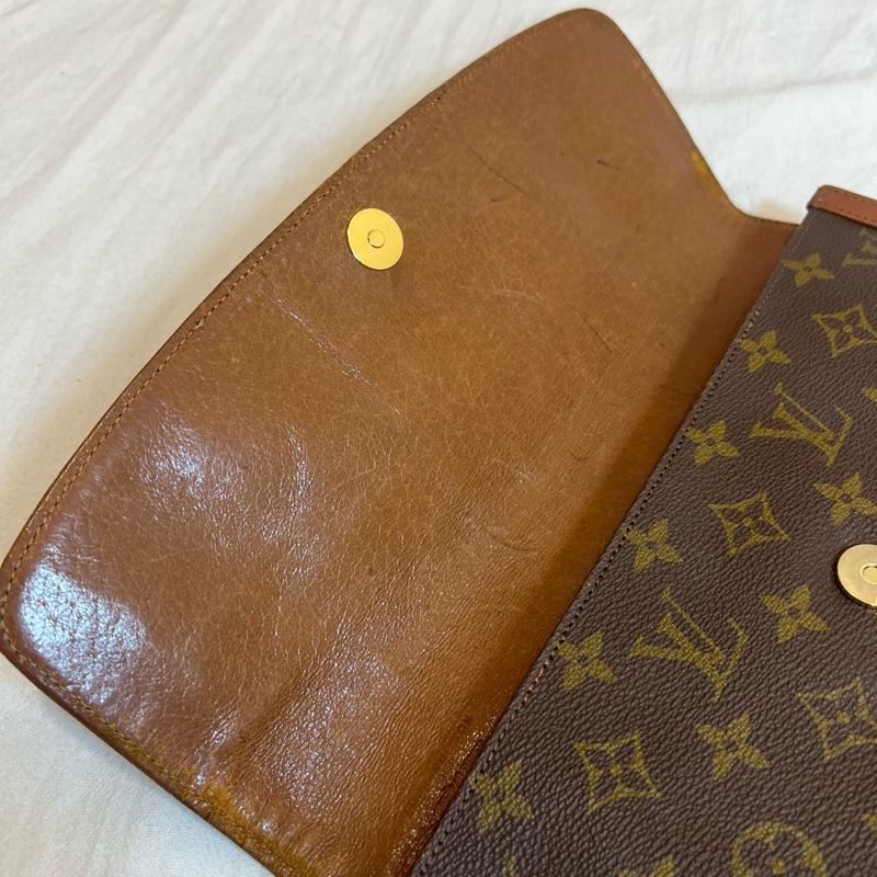 Lv 紅皮信封手拿包-17